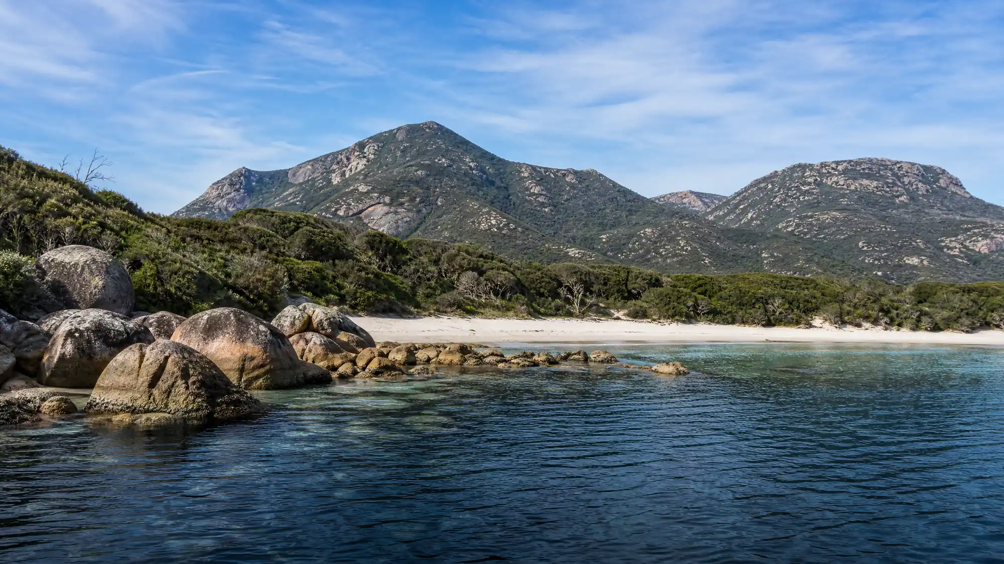 Explora la punta más meridional de Australia continental. Haz un tour guiado en autobús desde Melbourne o navega en barcos anfibios directamente hacia el estrecho de Bass.