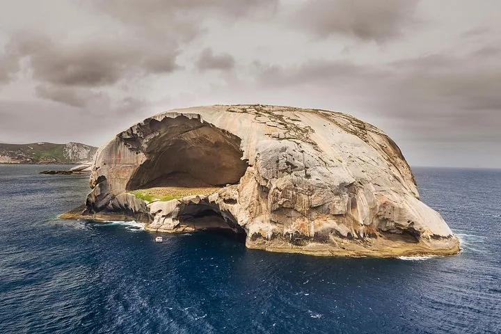 Luftaufnahme von Skull Rock mit seiner großen Höhle und der felsigen Außenseite.